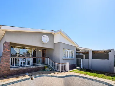 4 Bedroom House For Sale in Port Elizabeth - KRQE.webp
