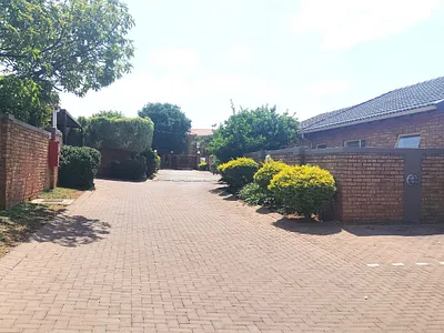 2 Bedroom Townhouse For Sale in Allen's Nek, Roodepoort - hha0.webp
