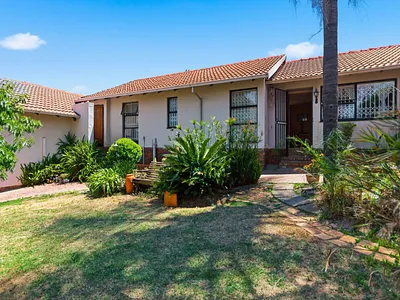 3 Bedroom House For Sale in Roodepoort - img