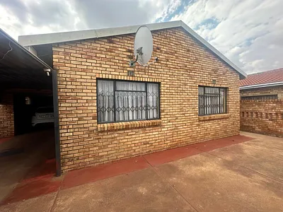 3 Bedroom House For Sale in Carletonville - C0x7.webp