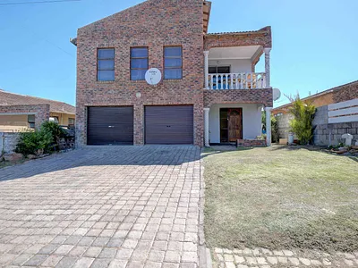4 Bedroom House For Sale in Port Elizabeth - 04IZ.webp