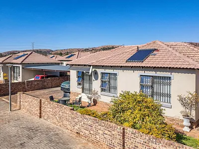 3 Bedroom House For Sale in Akasia - nrpC.webp