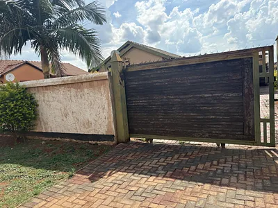 3 Bedroom House For Sale in Akasia - rm81.webp