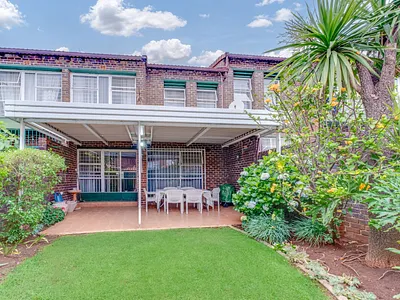 3 Bedroom Townhouse For Sale in Randburg - 8AVo.webp