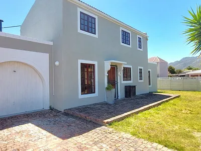 3 Bedroom House For Sale in Gordons Bay - psu5.webp