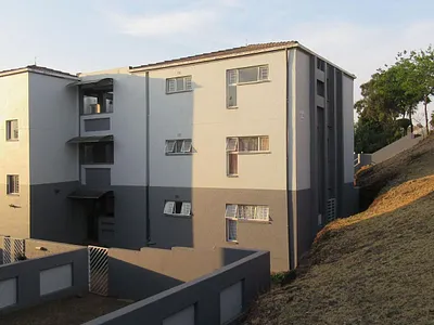 2 Bedroom Apartment For Sale in Roodepoort - kUo0.webp