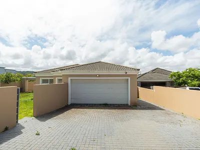 3 Bedroom House For Sale in Port Elizabeth - 8ruy.webp