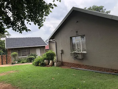 3 Bedroom House For Sale in Roodepoort - ubq9.webp