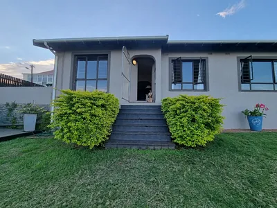 3 Bedroom House For Sale in Amanzimtoti - RnrG.webp