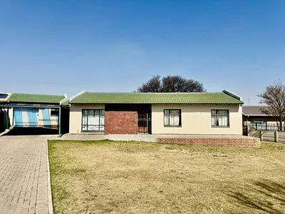3 Bedroom House For Sale in Secunda - yt1q.webp