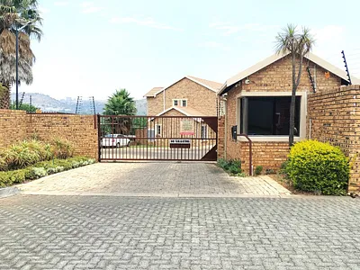 2 Bedroom Apartment For Sale in Roodepoort - 4zc7.webp