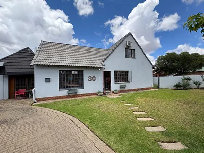 3 Bedroom House For Sale in Kimberley - zrfv.webp