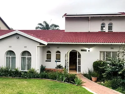 4 Bedroom House For Sale in Roodepoort - 73mP.webp