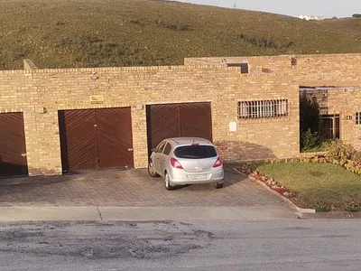 3 Bedroom House For Sale in Port Elizabeth - xA0h.webp