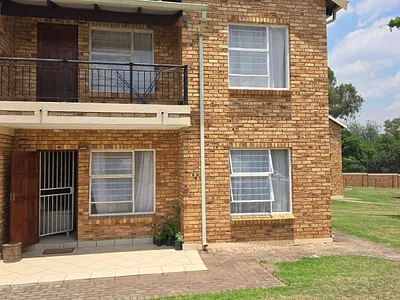 2 Bedroom Apartment For Sale in Roodepoort - img