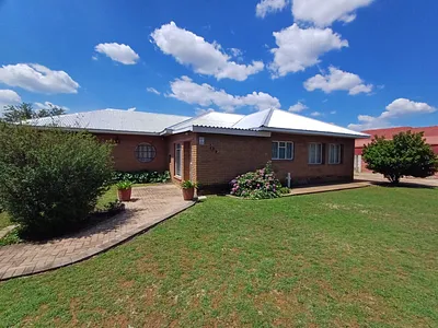 3 Bedroom House For Sale in Klerksdorp - qG2q.webp