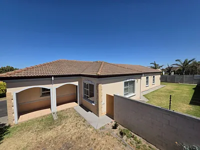 4 Bedroom House For Sale in Strand - lNtL.webp