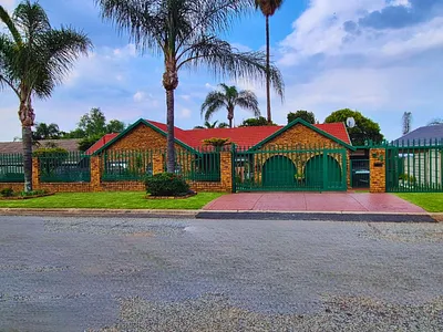 3 Bedroom House For Sale in Kempton Park - xUNk.webp