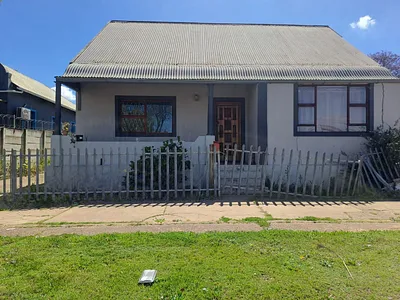 3 Bedroom House For Sale in Uitenhage - f62R.webp