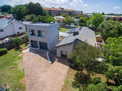 3 Bedroom House For Sale in Roodepoort - Hev3.webp