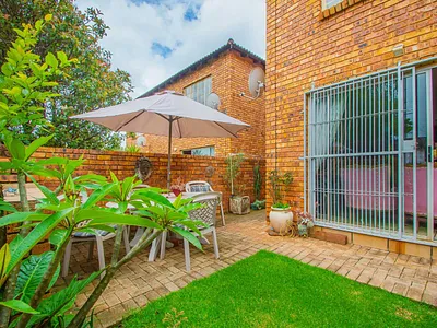 2 Bedroom Townhouse For Sale in Roodepoort - EQ7y.webp