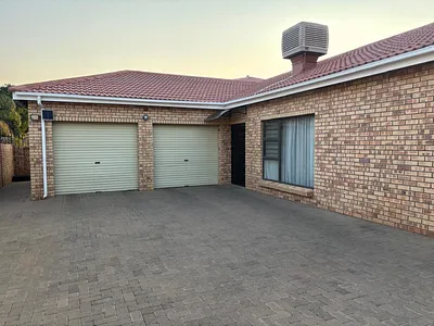 3 Bedroom House For Sale in Kimberley - 1FGe.webp