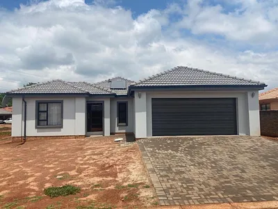 2 Bedroom House For Sale in Akasia - KkwW.webp