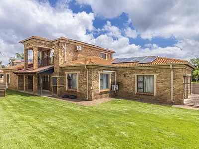 5 Bedroom House For Sale in Roodepoort - H5YT.webp