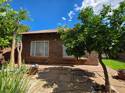 3 Bedroom House For Sale in Kimberley - rfaI.webp