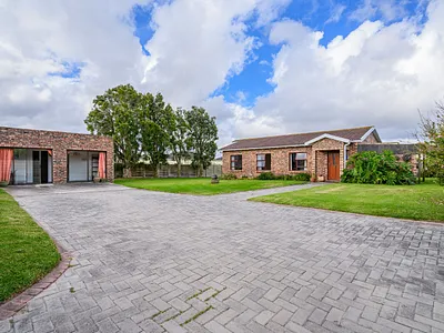 3 Bedroom House For Sale in Port Elizabeth - XoKl.webp