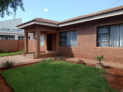 4 Bedroom House For Sale in Kimberley - X2Ap.webp