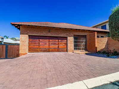 4 Bedroom House For Sale in Centurion - cdP3.webp