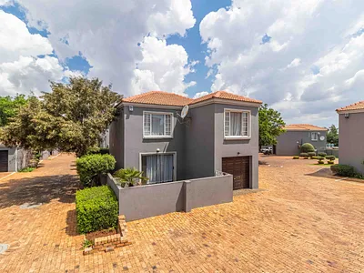 3 Bedroom Townhouse For Sale in Roodepoort - TxI9.webp