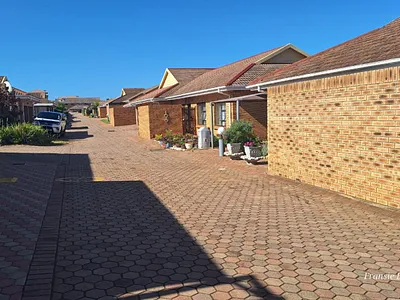 3 Bedroom Townhouse For Sale in Hartenbos - uhuk.webp