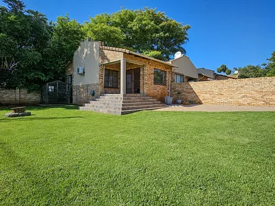 2 Bedroom Townhouse For Sale in Roodepoort - bdm5.webp