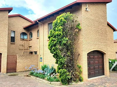 3 Bedroom Townhouse For Sale in Roodepoort - LcRg.webp