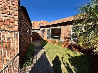 2 Bedroom Townhouse For Sale in Kimberley - Kn99.webp