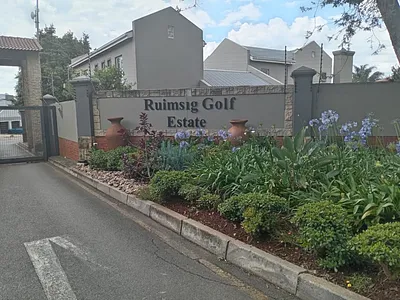 4 Bedroom House For Sale in Roodepoort - 9hPR.webp