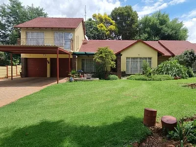 4 Bedroom House For Sale in Roodepoort - Ua2c.webp