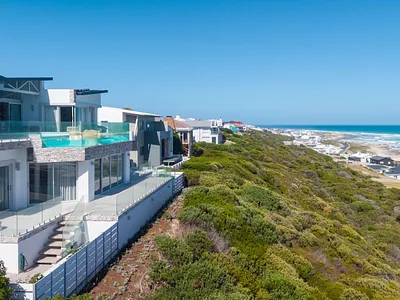 6 Bedroom House For Sale in Struisbaai - img