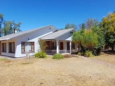 5 Bedroom House For Sale in Oudtshoorn - Z3me.webp