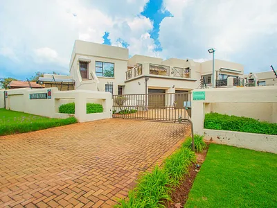 3 Bedroom Apartment For Sale in Roodepoort - 0WYk.webp