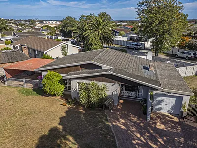 3 Bedroom House For Sale in Port Elizabeth - 9FnS.webp