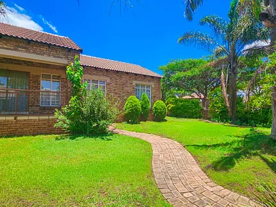 3 Bedroom Townhouse For Sale in Pretoria - OaVc.webp