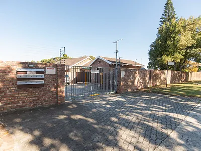 3 Bedroom Townhouse For Sale in Port Elizabeth - W0oy.webp