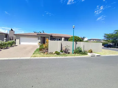 3 Bedroom House For Sale in Brackenfell - 1e6Q.webp
