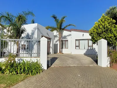 4 Bedroom House For Sale in Gordons Bay - img