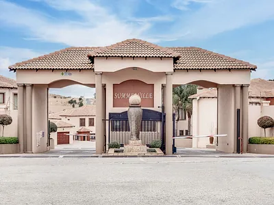 3 Bedroom Townhouse For Sale in Krugersdorp - 13Xw.webp