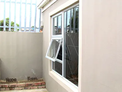 2 Bedroom House For Sale in Port Elizabeth - 4OIb.webp