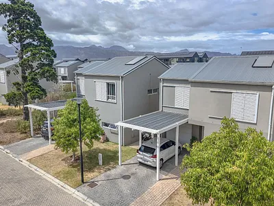 3 Bedroom Townhouse For Sale in Somerset West - img